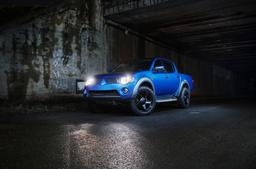 JR Wheels JRX5 Musta alumiinivanteet asennettuna autoon tunnelmallisessa ympäristössä