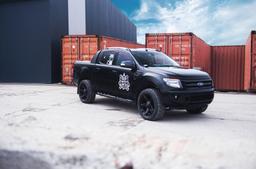 JR Wheels JRX5 Musta alumiinivanteet asennettuna autoon tunnelmallisessa ympäristössä