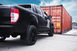 JR Wheels JRX5 Musta alumiinivanteet asennettuna autoon tunnelmallisessa ympäristössä