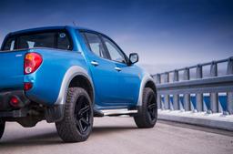 JR Wheels JRX6 Musta alumiinivanteet asennettuna autoon tunnelmallisessa ympäristössä