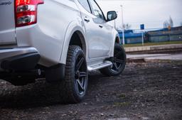 JR Wheels JRX6 Musta alumiinivanteet asennettuna autoon tunnelmallisessa ympäristössä