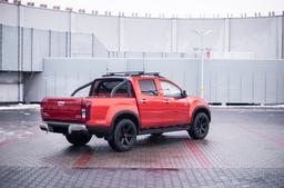 JR Wheels JRX6 Musta alumiinivanteet asennettuna autoon tunnelmallisessa ympäristössä