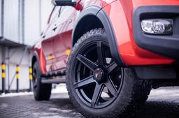 JR Wheels JRX6 Musta alumiinivanteet asennettuna autoon tunnelmallisessa ympäristössä