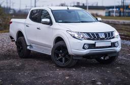 JR Wheels JRX6 Musta alumiinivanteet asennettuna autoon tunnelmallisessa ympäristössä