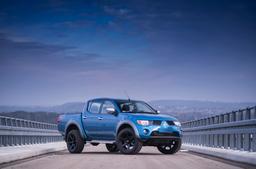 JR Wheels JRX6 Musta alumiinivanteet asennettuna autoon tunnelmallisessa ympäristössä