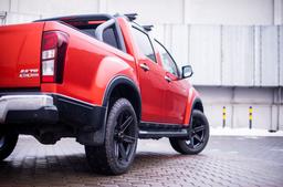 JR Wheels JRX6 Musta alumiinivanteet asennettuna autoon tunnelmallisessa ympäristössä