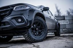 JR Wheels JRX9 Svart aluminiumsfelger montert på bil i en stemningsfull omgivelse