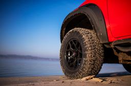 JR Wheels JRX9 Musta alumiinivanteet asennettuna autoon tunnelmallisessa ympäristössä