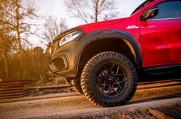 JR Wheels JRX9 Musta alumiinivanteet asennettuna autoon tunnelmallisessa ympäristössä