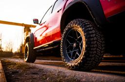 JR Wheels JRX9 Musta alumiinivanteet asennettuna autoon tunnelmallisessa ympäristössä