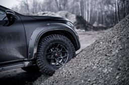 JR Wheels JRX9 Musta alumiinivanteet asennettuna autoon tunnelmallisessa ympäristössä