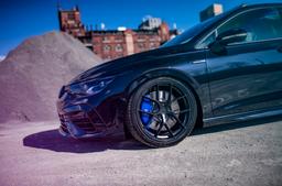 JR Wheels SL-01 Sort aluminiumsfælge monteret på bil i en stemningsfuld omgivelse