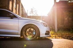 JR Wheels SL-01 Brons aluminiumfälg monterade på bil i stämnigsfull miljö