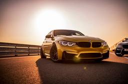 JR Wheels SL-01 Bronse aluminiumsfelger montert på bil i en stemningsfull omgivelse