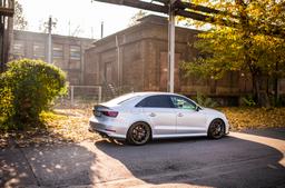 JR Wheels SL-01 Bronse aluminiumsfelger montert på bil i en stemningsfull omgivelse