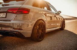 JR Wheels SL-01 Svart aluminiumfälg monterade på bil i stämnigsfull miljö