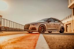 JR Wheels SL-01 Svart aluminiumfälg monterade på bil i stämnigsfull miljö