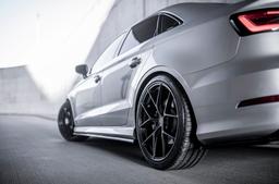 JR Wheels SL-01 Svart aluminiumfälg monterade på bil i stämnigsfull miljö