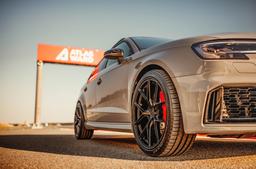 JR Wheels SL-01 Svart aluminiumfälg monterade på bil i stämnigsfull miljö