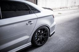 JR Wheels SL-01 Svart aluminiumfälg monterade på bil i stämnigsfull miljö