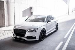 JR Wheels SL-01 Svart aluminiumfälg monterade på bil i stämnigsfull miljö