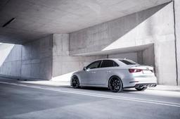 JR Wheels SL-01 Svart aluminiumsfelger montert på bil i en stemningsfull omgivelse