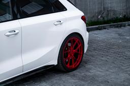 JR Wheels SL-01 Custom aluminiumfälg monterade på bil i stämnigsfull miljö