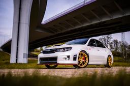 JR Wheels SL-01 Guld aluminiumfälg monterade på bil i stämnigsfull miljö