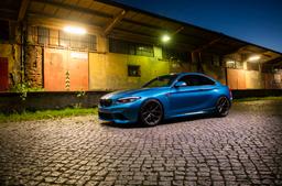 JR Wheels SL-01 Grå aluminiumfälg monterade på bil i stämnigsfull miljö