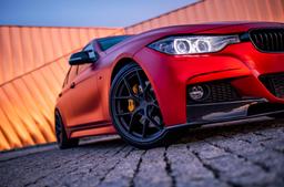 JR Wheels SL-01 Grå aluminiumfälg monterade på bil i stämnigsfull miljö