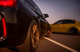 JR Wheels SL-01 Brons aluminiumfälg monterade på bil i stämnigsfull miljö