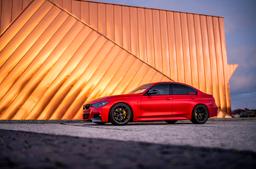 JR Wheels SL-01 Grå aluminiumsfælge monteret på bil i en stemningsfuld omgivelse