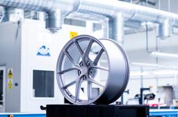 JR Wheels SL-01 Sølv aluminiumsfelger montert på bil i en stemningsfull omgivelse