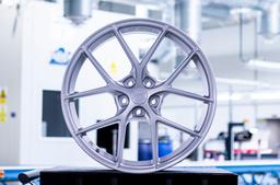 JR Wheels SL-01 Sølv aluminiumsfelger montert på bil i en stemningsfull omgivelse