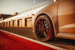 JR Wheels SL-01 Sort aluminiumsfælge monteret på bil i en stemningsfuld omgivelse