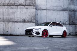 JR Wheels SL-01 Custom aluminiumsfælge monteret på bil i en stemningsfuld omgivelse