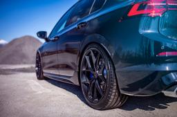 JR Wheels SL-01 Svart aluminiumfälg monterade på bil i stämnigsfull miljö