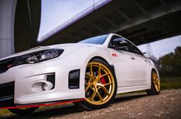 JR Wheels SL-01 Guld aluminiumfälg monterade på bil i stämnigsfull miljö