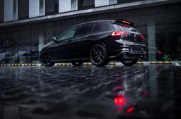 JR Wheels SL-01 Custom aluminiumfälg monterade på bil i stämnigsfull miljö
