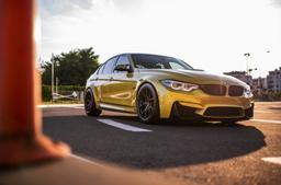 JR Wheels SL-01 Grå aluminiumfälg monterade på bil i stämnigsfull miljö