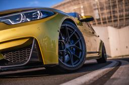 JR Wheels SL-01 Grå aluminiumfälg monterade på bil i stämnigsfull miljö