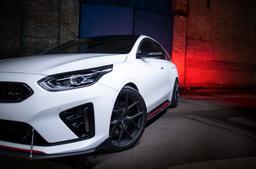 JR Wheels SL-01 Grå aluminiumfälg monterade på bil i stämnigsfull miljö