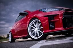 JR Wheels SL-02 Vit aluminiumfälg monterade på bil i stämnigsfull miljö