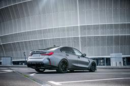 JR Wheels SL-02 Svart aluminiumsfelger montert på bil i en stemningsfull omgivelse