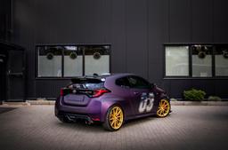 JR Wheels SL-02 Guld aluminiumfälg monterade på bil i stämnigsfull miljö