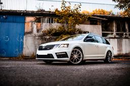 JR Wheels SL-02 Silver aluminiumfälg monterade på bil i stämnigsfull miljö