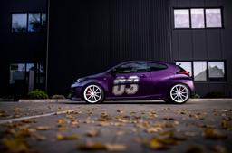 JR Wheels SL-02 Vit aluminiumfälg monterade på bil i stämnigsfull miljö