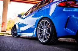 JR Wheels SL-02 Silver aluminiumfälg monterade på bil i stämnigsfull miljö