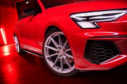 JR Wheels SL-02 Silver aluminiumfälg monterade på bil i stämnigsfull miljö