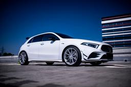 JR Wheels SL-02 Silver aluminiumfälg monterade på bil i stämnigsfull miljö